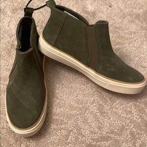 TOMS-Bryce women’s pullon bootie Green suede 
Sneakers with Vulcanized Sole NWOT